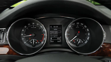 Skoda Superb Estate 1.6 TDI GreenLine dials