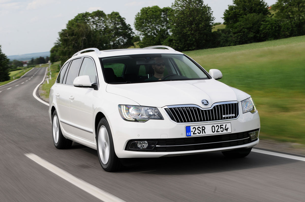 Skoda Superb Estate 1.6 TDI GreenLine driving