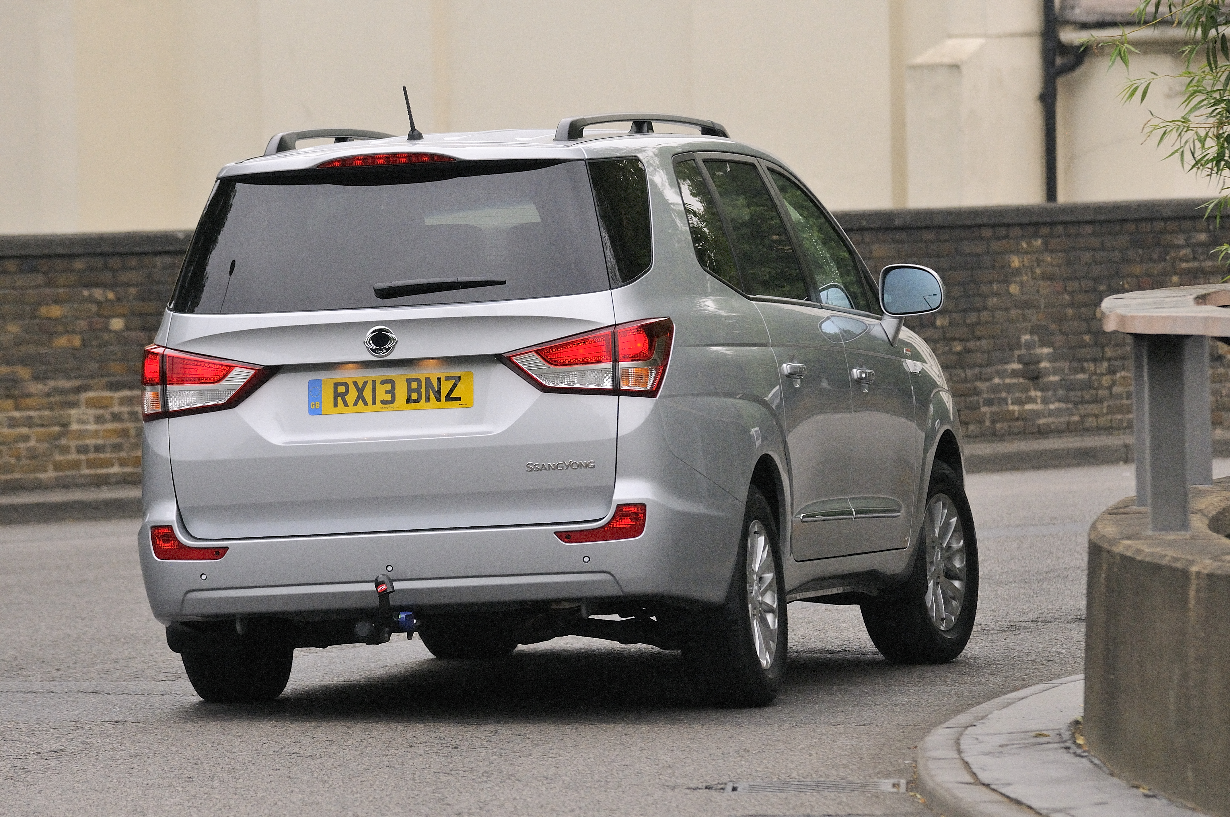 SsangYong Turismo rear action