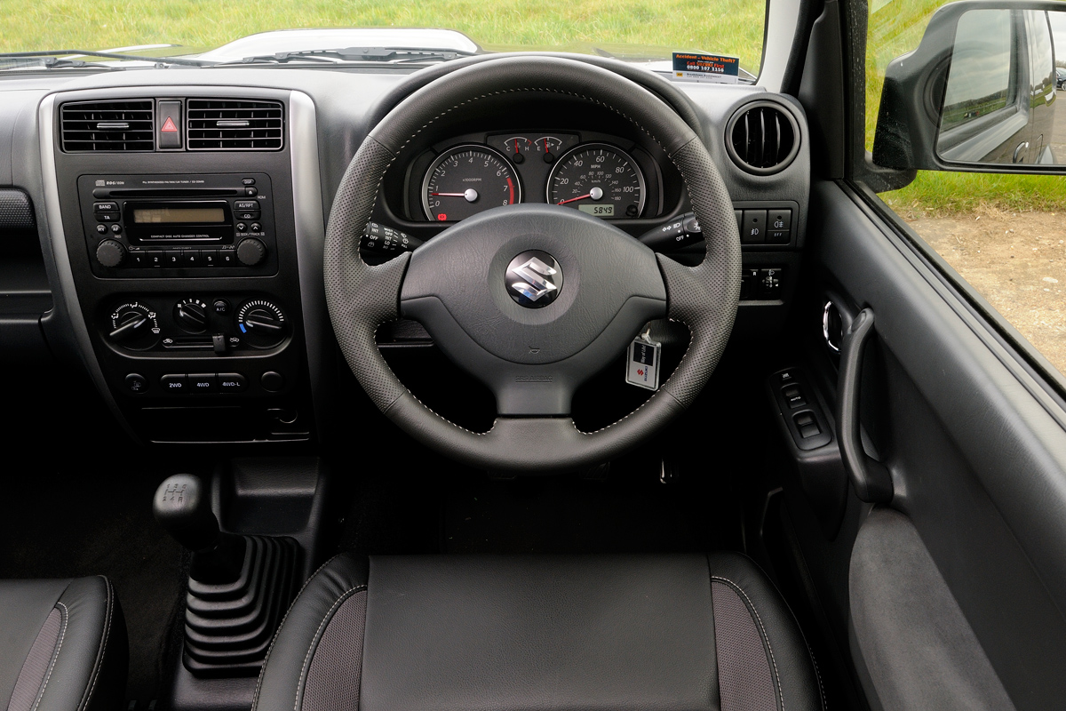 Suzuki Jimny SZ4 interior
