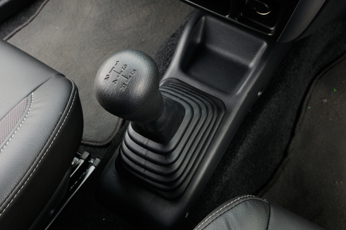 Suzuki Jimny SZ4 gear lever