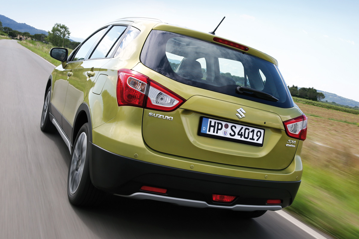 Suzuki SX4 S-Cross rear tracking