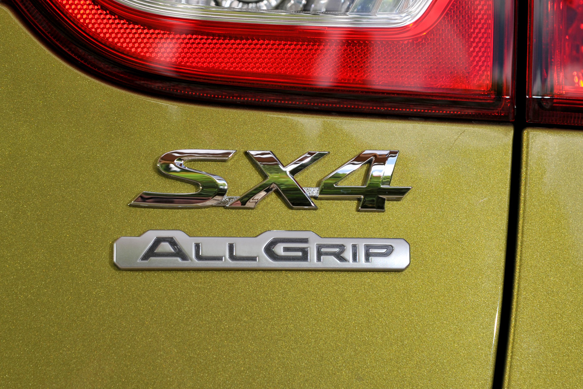 Suzuki SX4 S-Cross badge