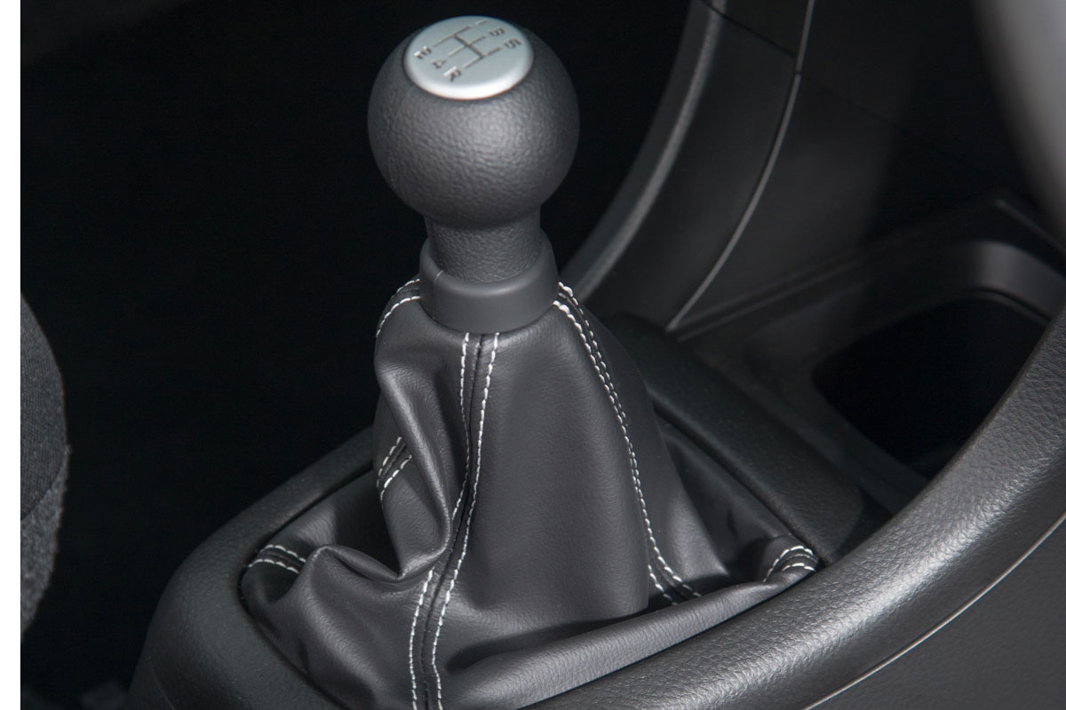 Suzuki-Swift-SL-Z-gearstick-picture