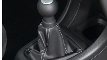 Suzuki-Swift-SL-Z-gearstick-picture