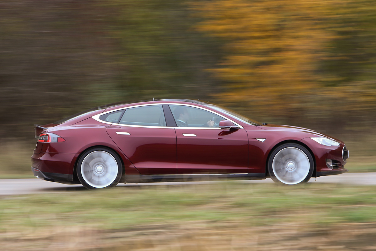 Tesla Model S panning