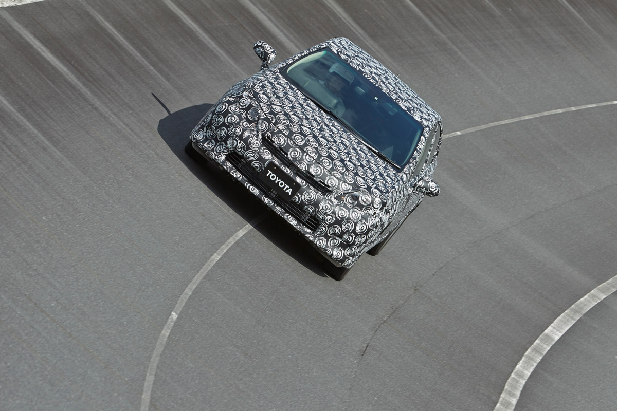 Toyota FCV Concept front banked
