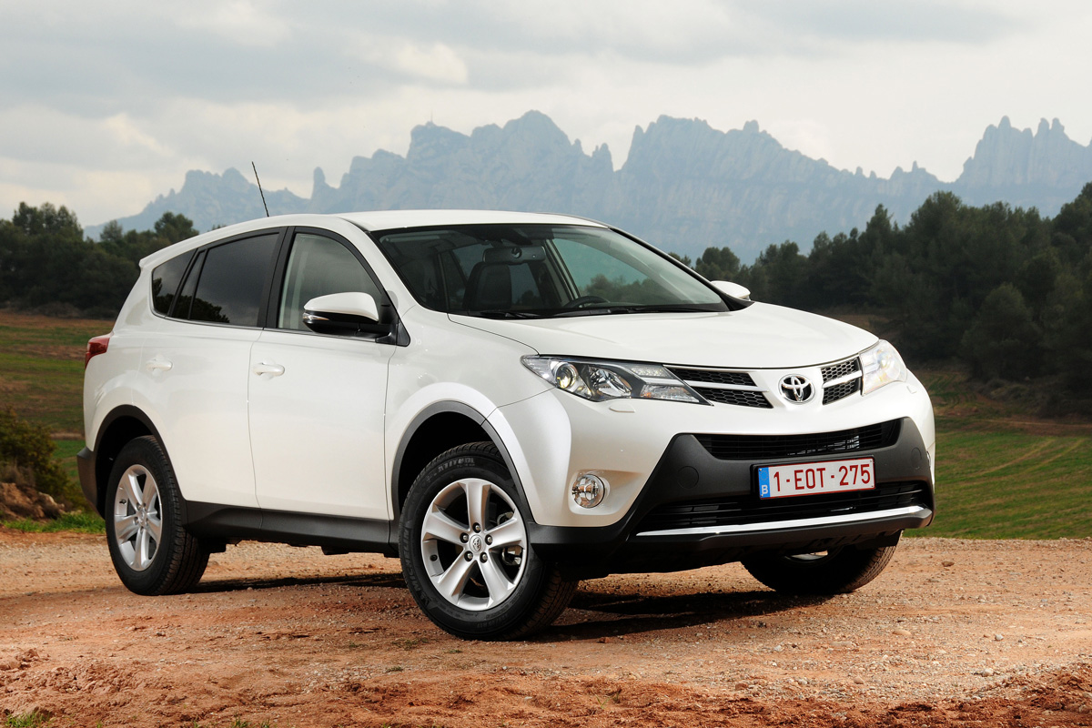 Toyota RAV4 front three-quarters