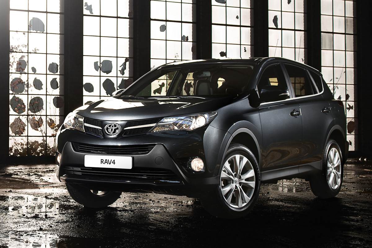 Toyota RAV4 2.2 D-4D front cornering
