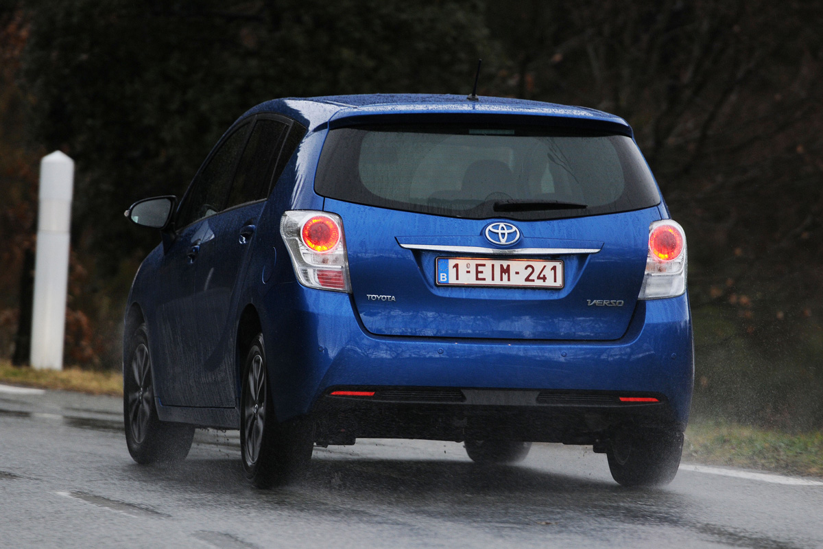 Toyota Verso rear cornering