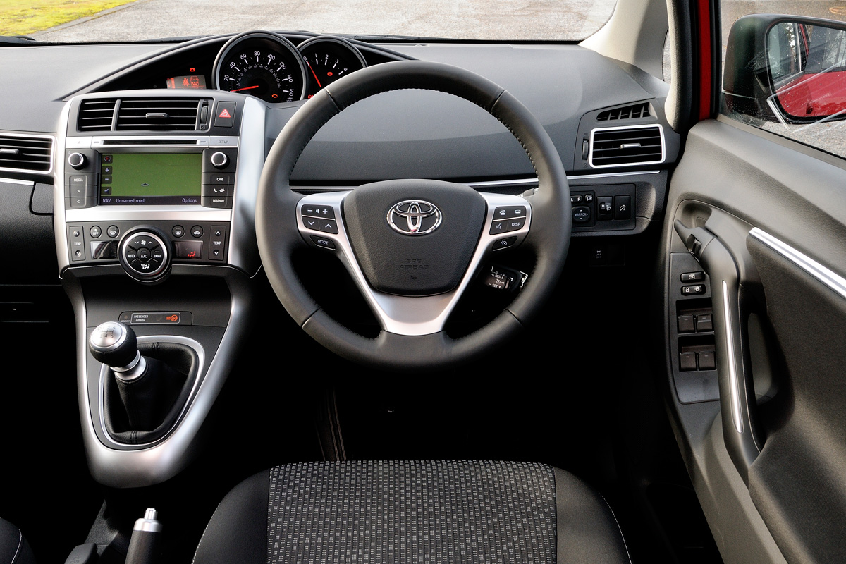 Toyota Verso 2.0 D-4D Icon interior