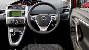 Toyota Verso 2.0 D-4D Icon interior