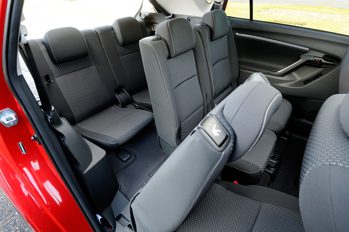 Toyota Verso 2.0 D-4D Icon rear seats