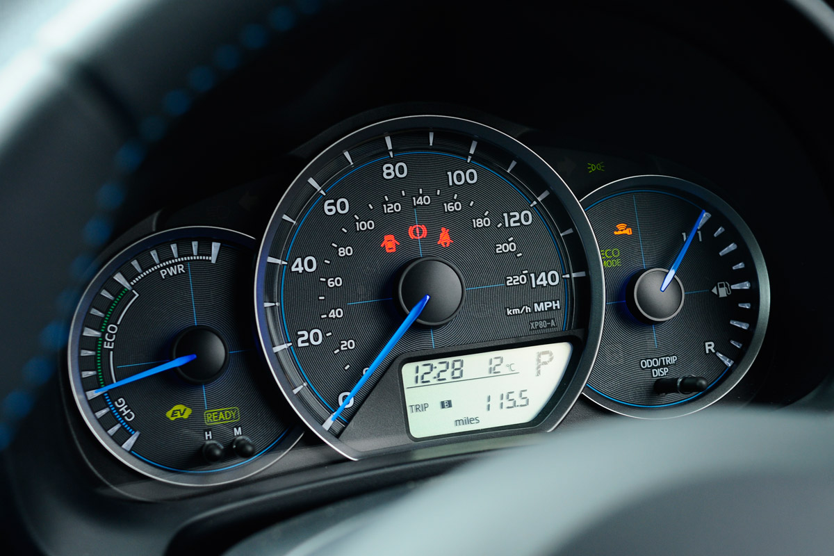 Toyota Yaris Hybrid dials