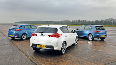 Toyota Auris Hybrid vs rivals