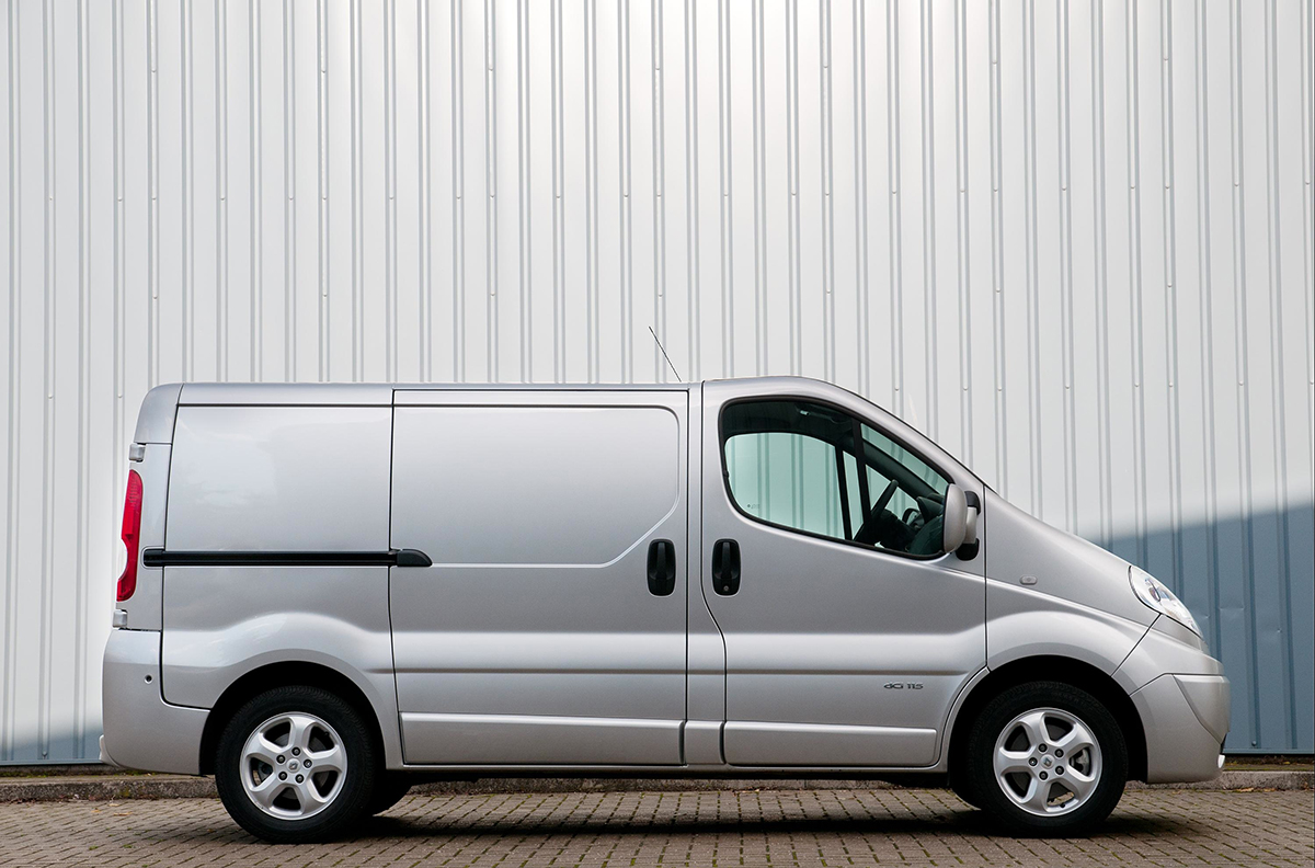 Renault Trafic right side