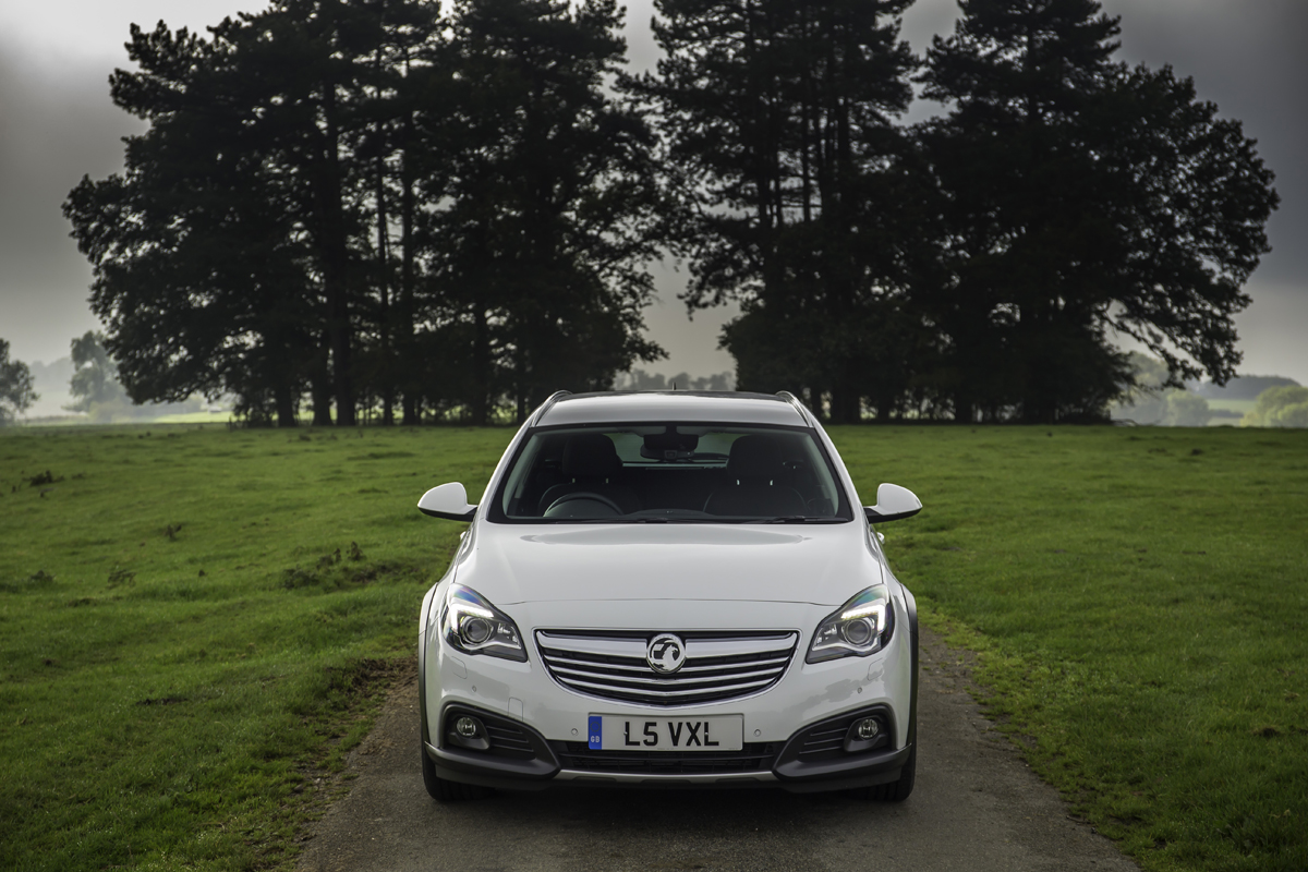Vauxhall Insignia Country Tourer static head on