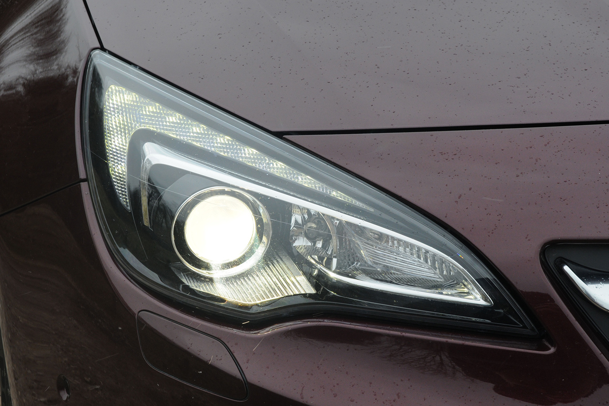 Vauxhall Cascada 2.0 CDTi light detail
