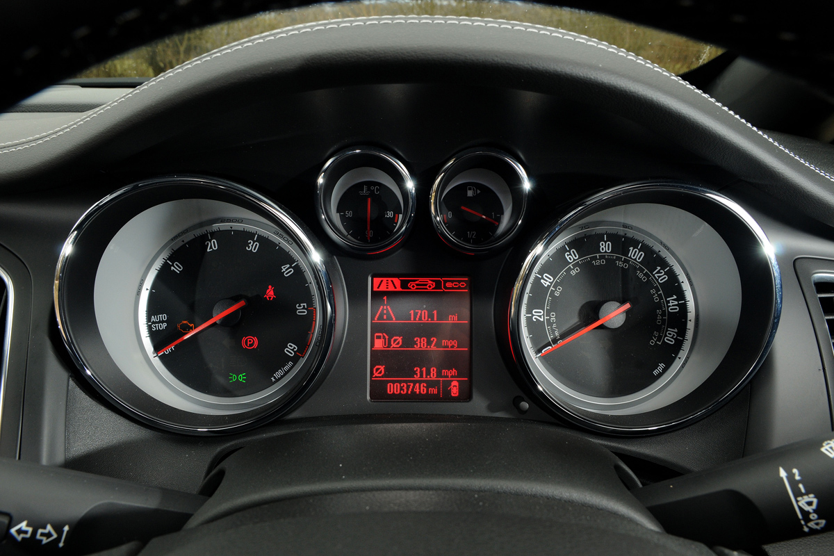 Vauxhall Cascada 2.0 CDTi dials