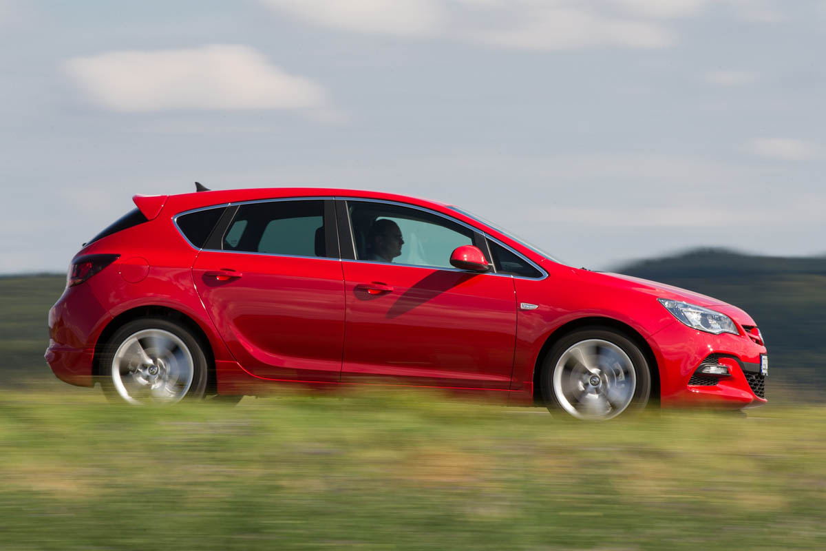 Vauxhall Astra BiTurbo five-door panning shot