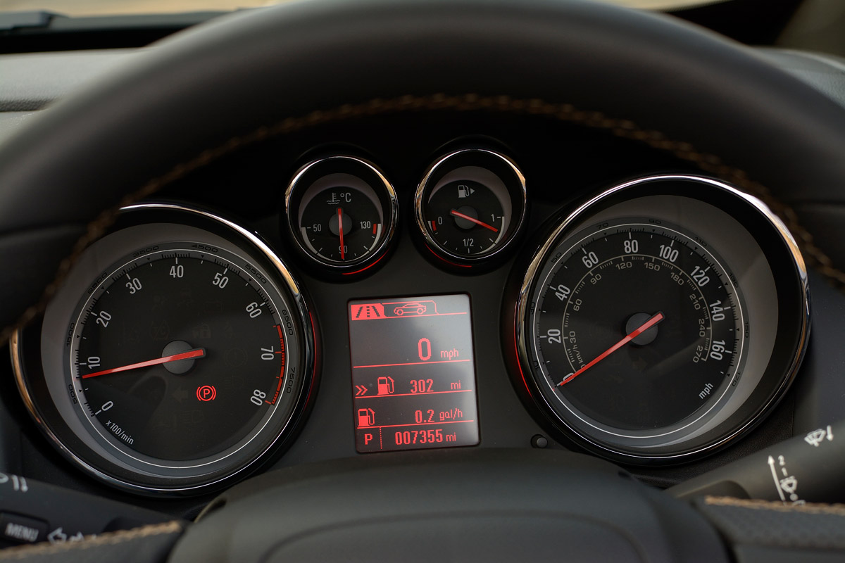 Vauxhall-Cascada-2014-dials