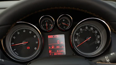 Vauxhall-Cascada-2014-dials