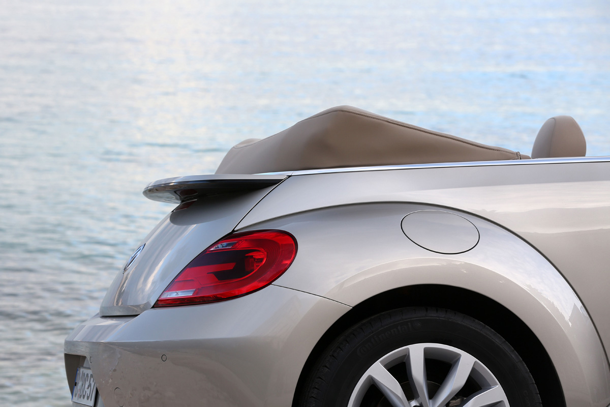 VW Beetle Cabriolet 1.4 TSI roof detail
