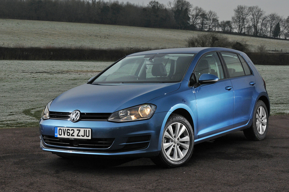 VW Golf 2.0 TDI SE front three-quarters