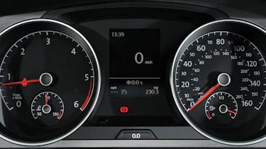 VW Golf 2.0 TDI SE dials