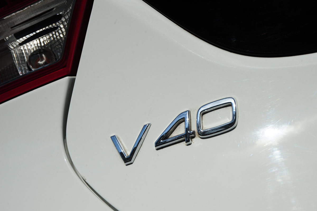 Volvo V40 badge