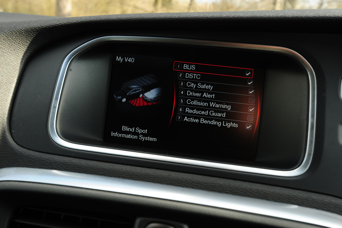 Volvo V40 display