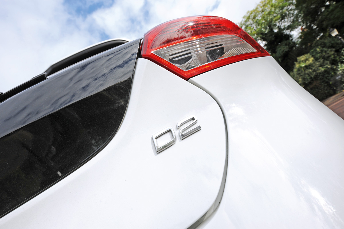Volvo V40 badge