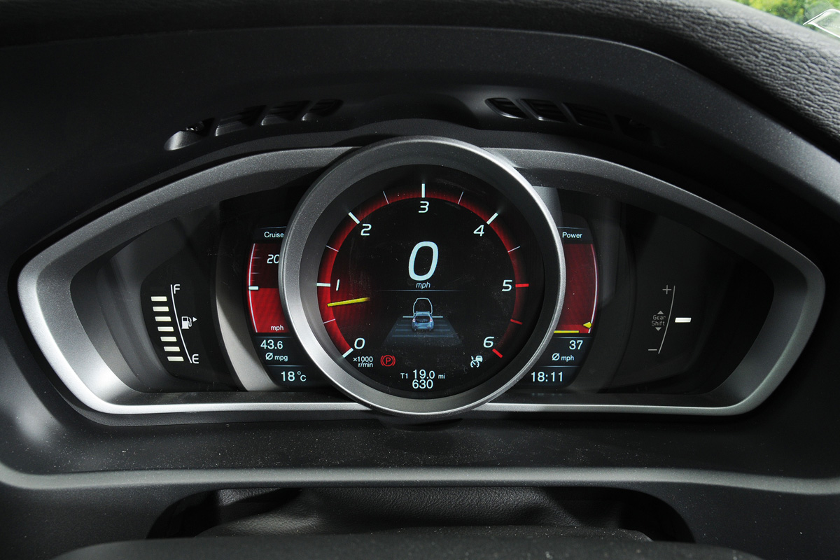 Volvo V40 D3 dials