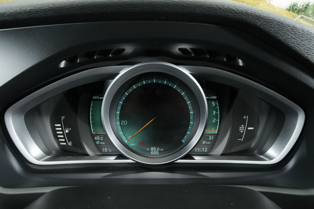 Volvo V40 D2 dials