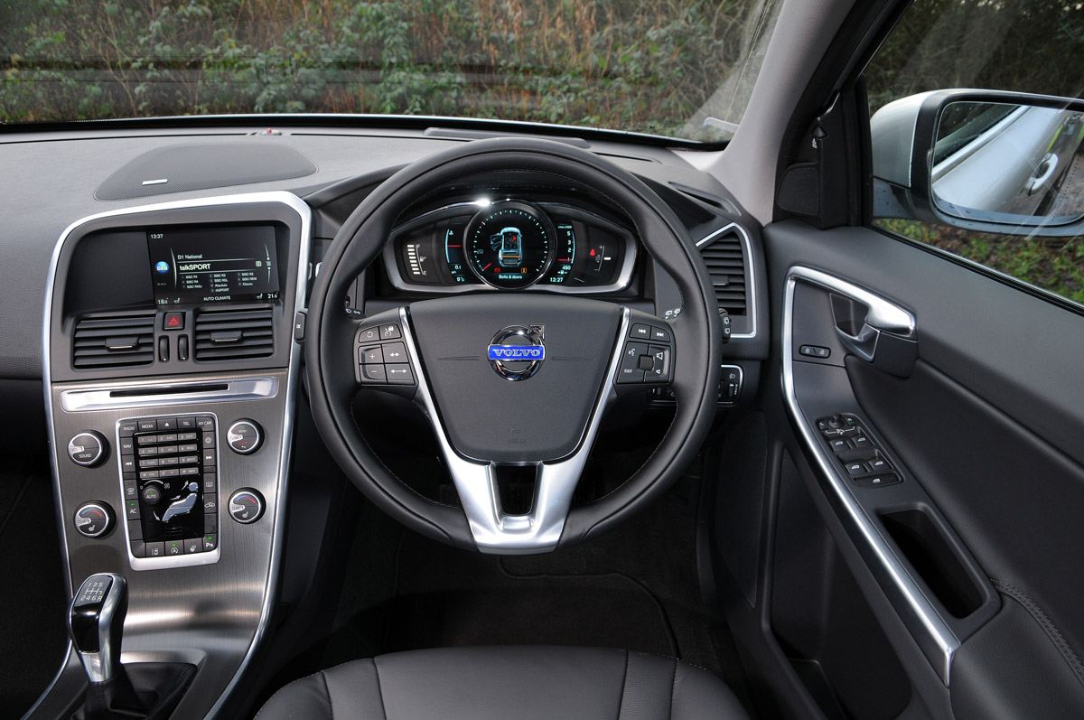 Volvo XC60 R-Design D4 2014 interior
