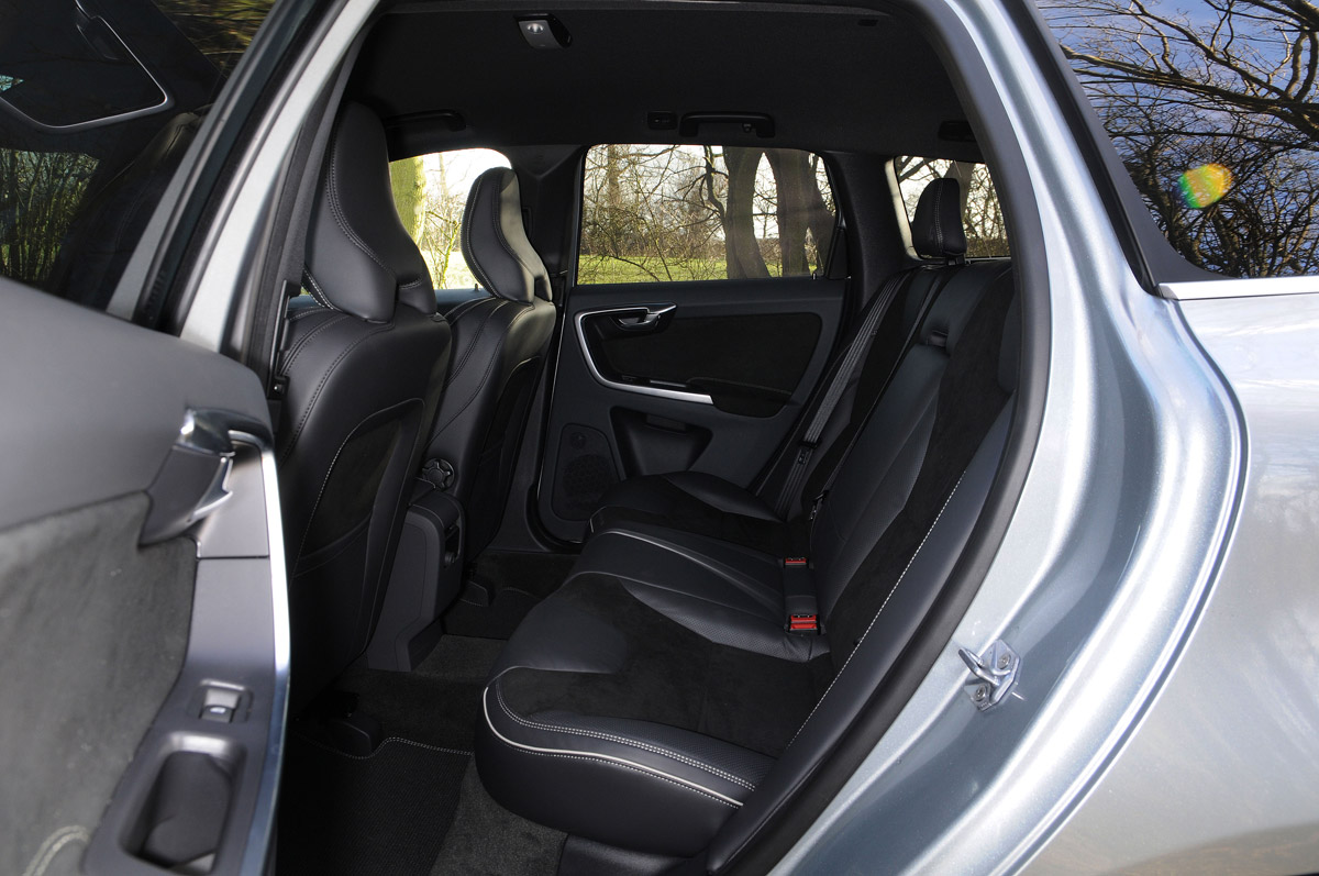Volvo XC60 R-Design D4 2014 rear seats