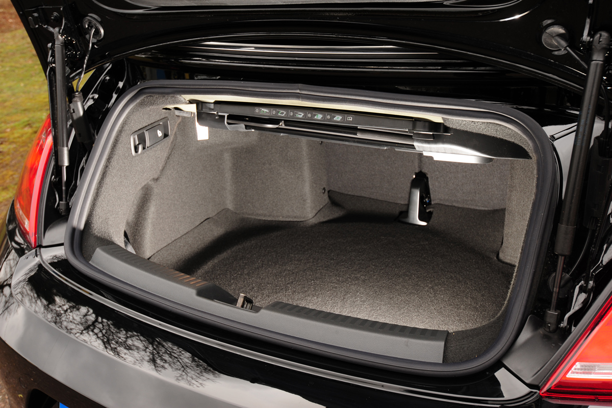 Volkswagen Beetle Cabriolet boot