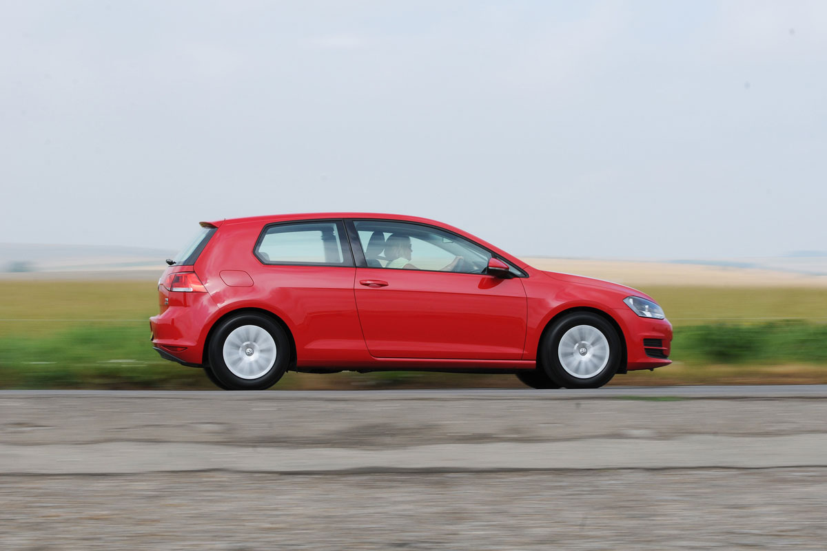 Volkswagen Golf 1.2 S side view