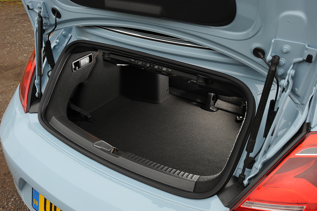 VW Beetle Cabriolet boot