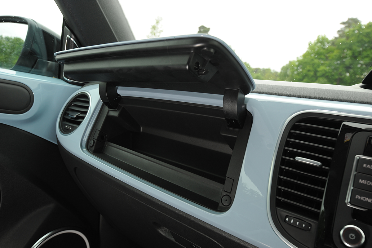 VW Beetle Cabriolet glove box