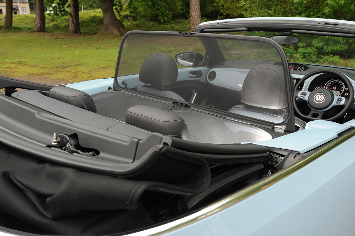 VW Beetle Cabriolet headrests