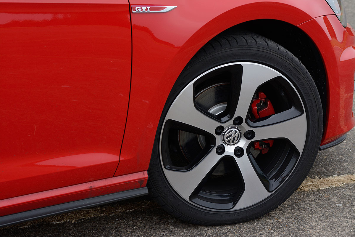 Volkswagen Golf GTI DSG wheel