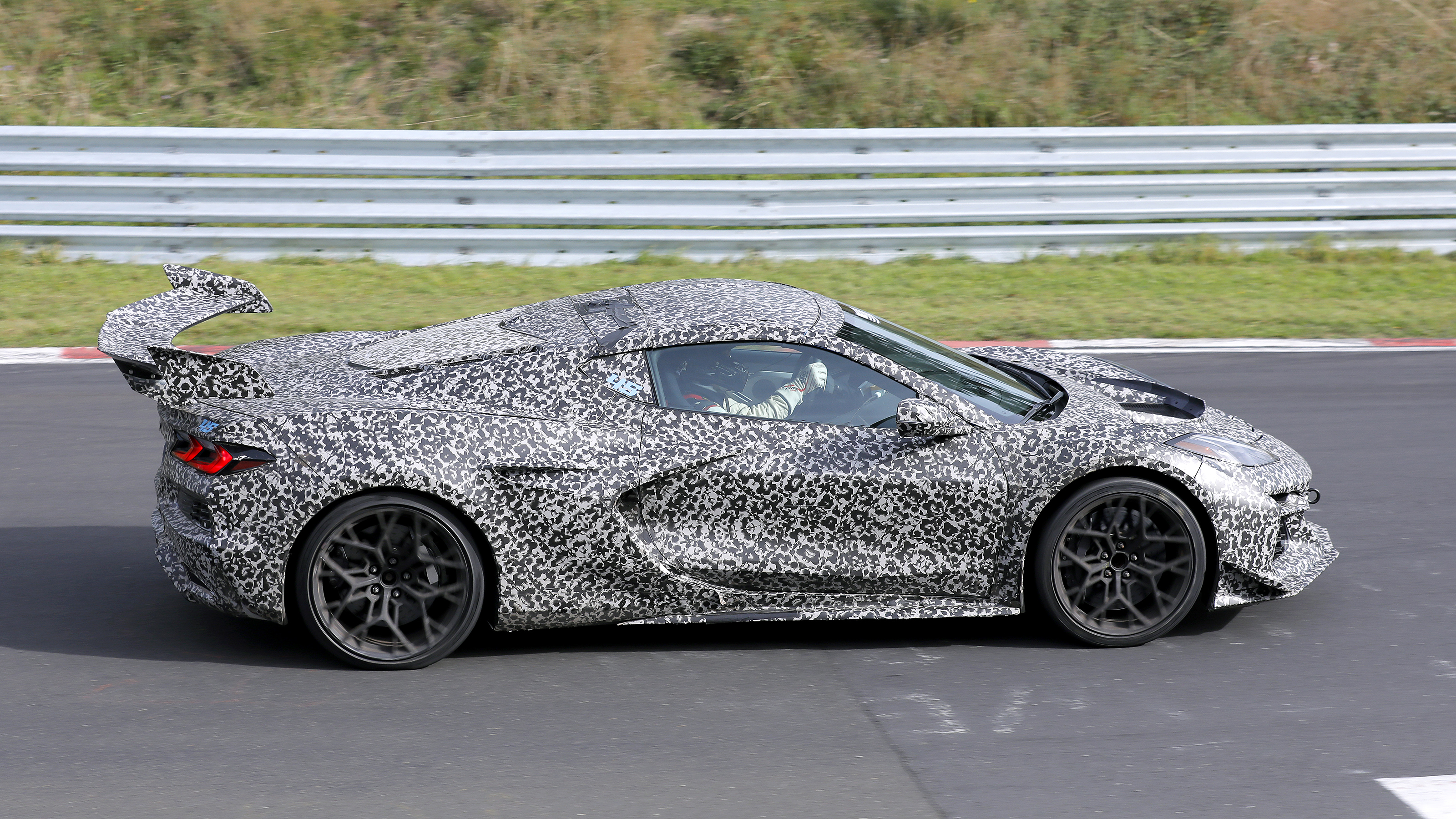 Corvette C8 ZR1 - side 