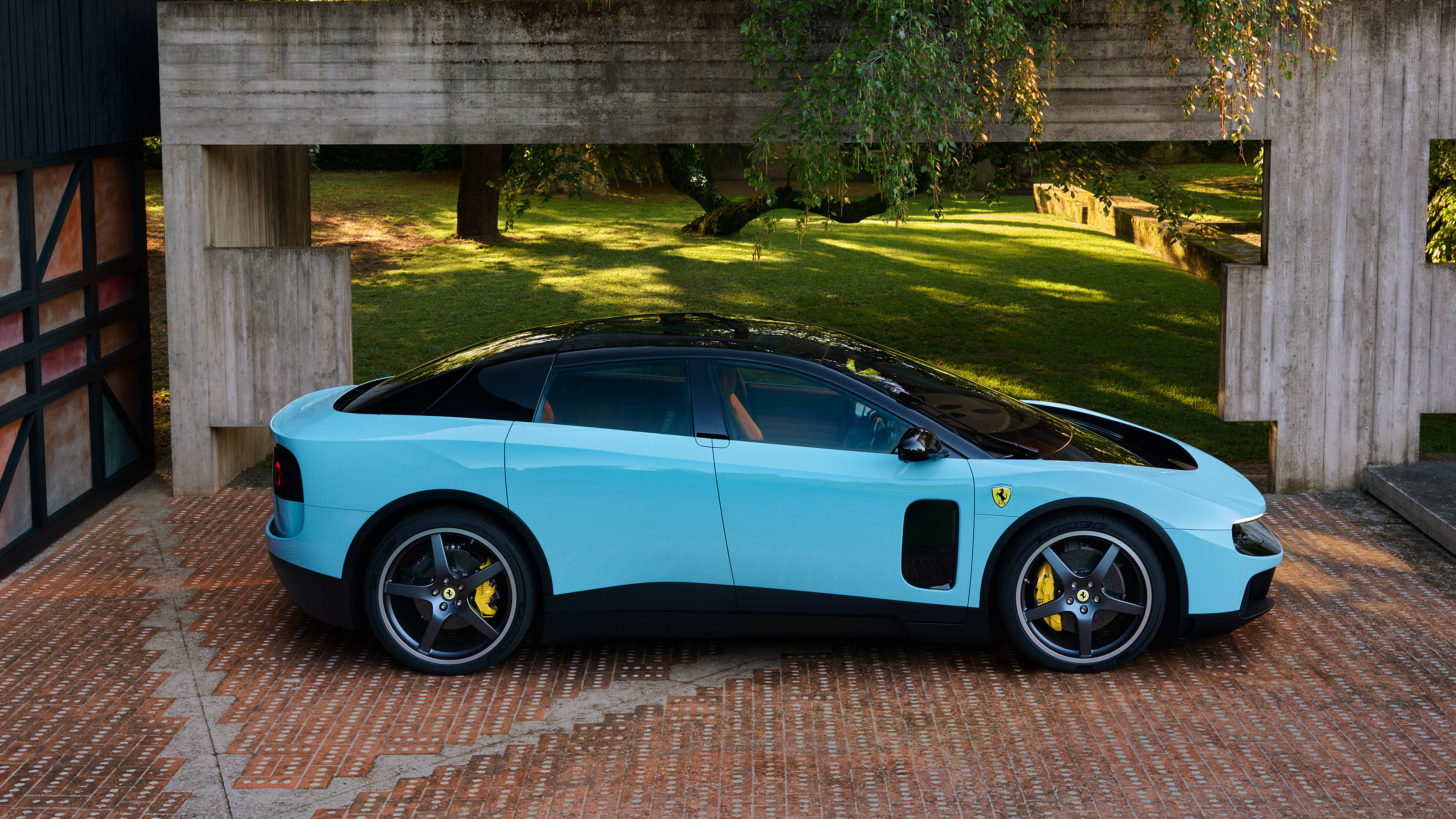 Ferrari Luce  side